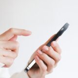 スマートフォンを操作する手元のイメージ