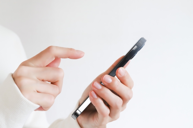 スマートフォンを操作する手元のイメージ