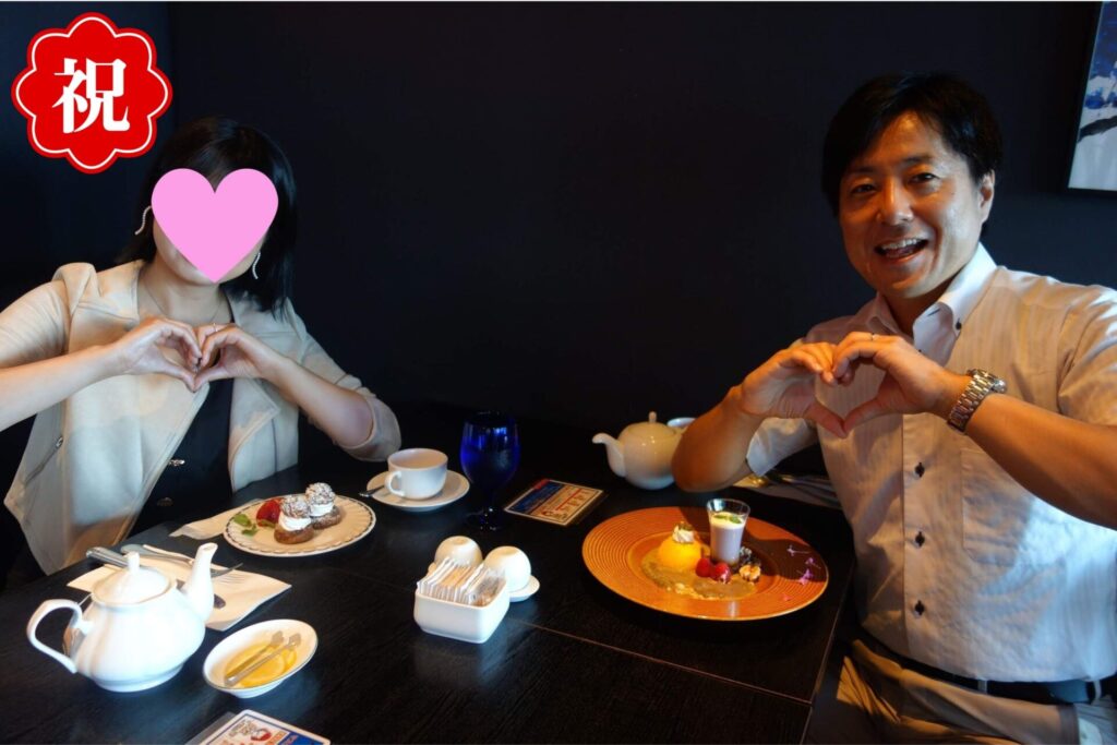 横浜みなとみらいのラウンジで成婚おめでとう会の様子、代表石井広望と20代女性会員