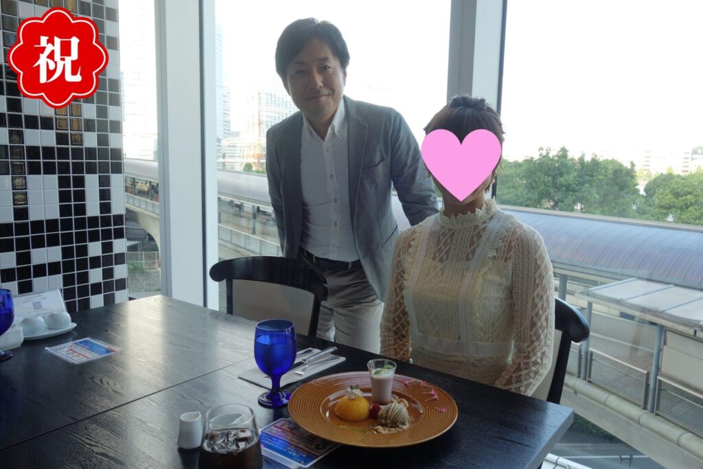 横浜みなとみらいのラウンジで成婚おめでとう会の様子、代表石井広望と30代女性会員