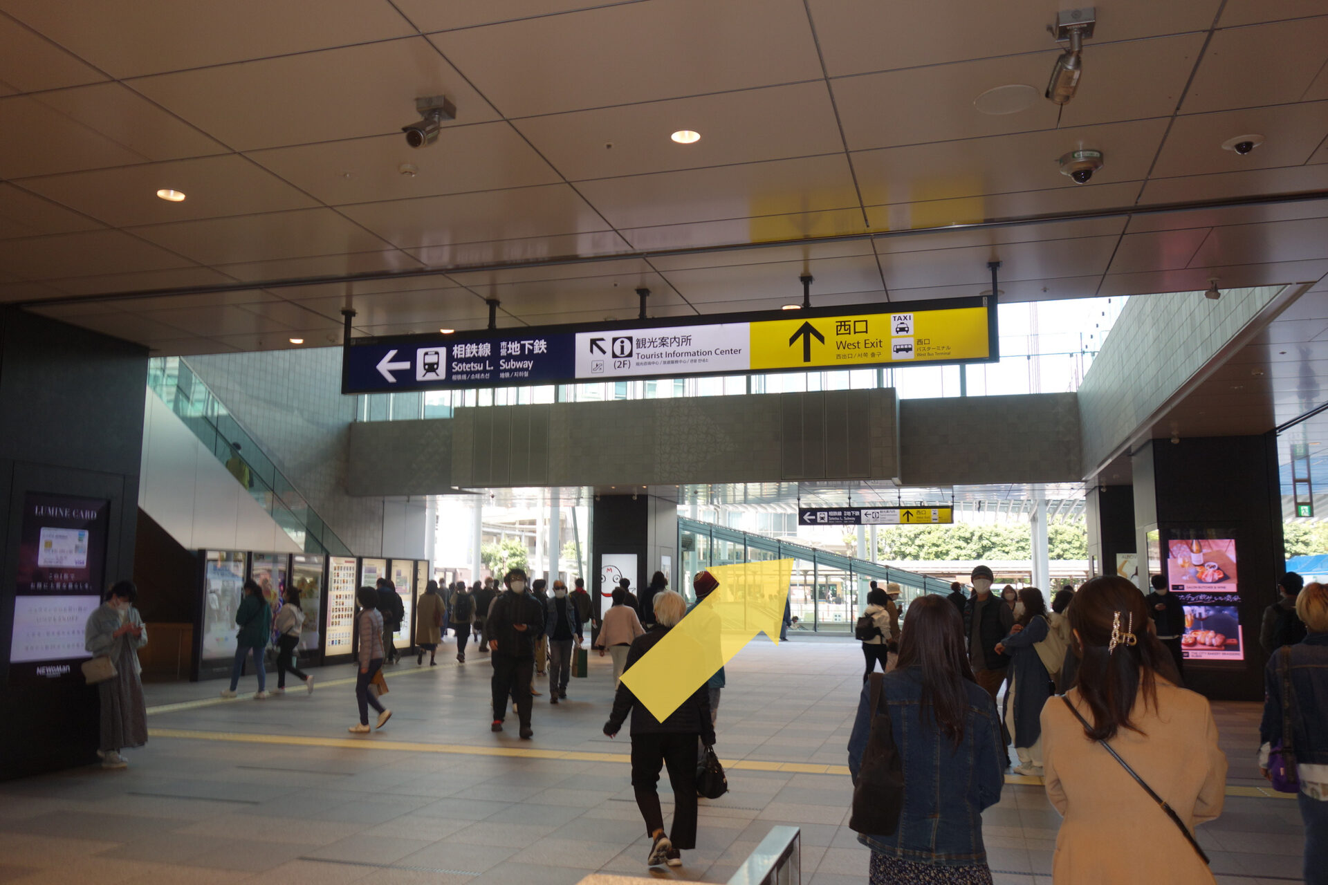 横浜駅地上階、矢印