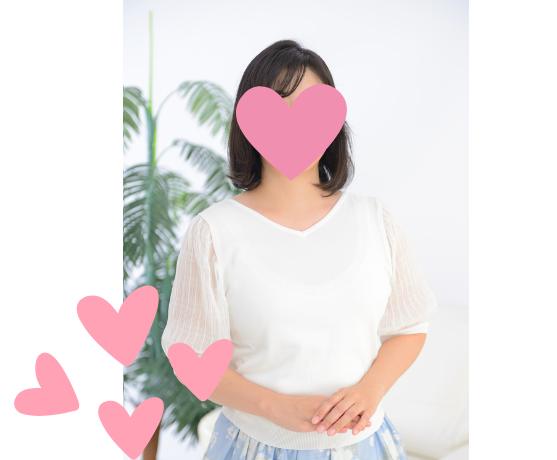 桜木町利用40代婚活女性のプロフィール写真、顔にハートマーク