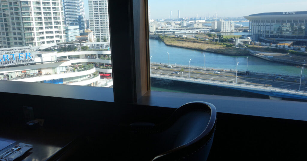 そごう横浜店＜シーガーディアンⅢ＞店内窓から横浜の海が見える
オリジナル画像🄫2022HappyConnect
