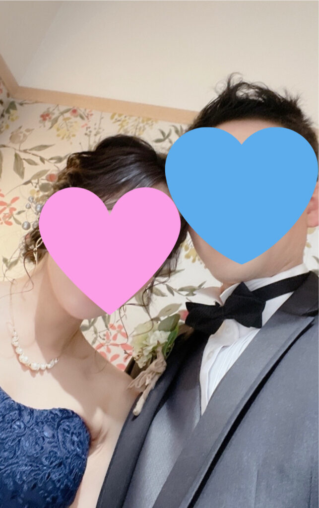 元ハッピーコネクト会員（男性）、婚活で出会った女性と2ショット、顔はハートで隠してある