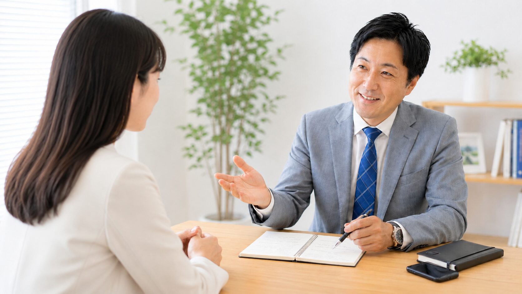 女性会員がハッピーコネクトの男性カウンセラーに相談している様子
