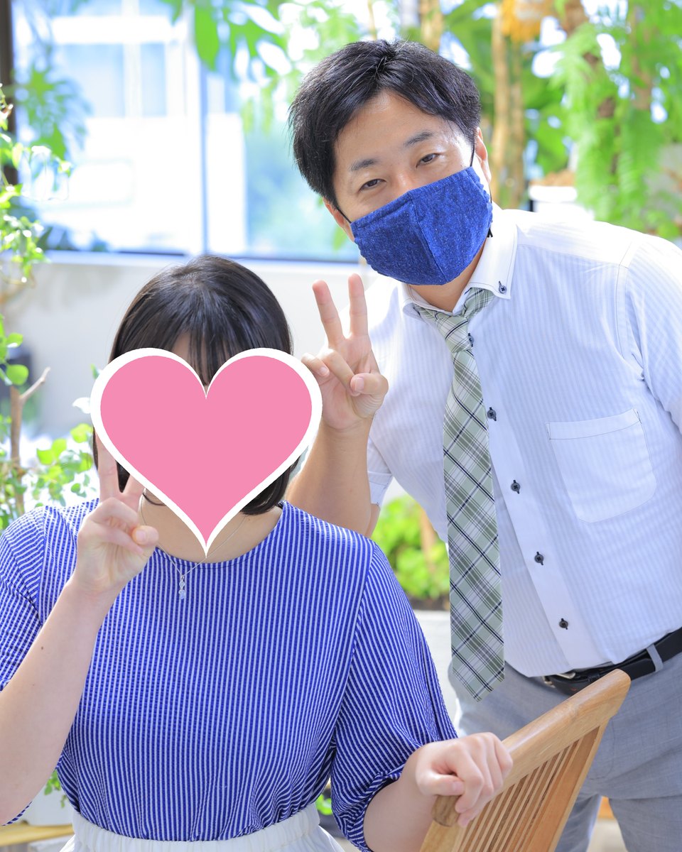 プロフィール写真の撮影の日の、K・Eさんと成婚カウンセラーの石井(K・Eさんのお顔はハートで隠しています)