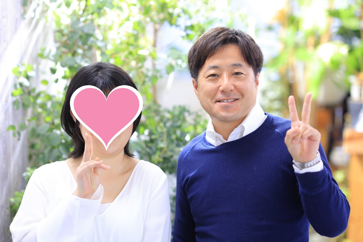 写真撮影の日の、S・Mさんと成婚カウンセラーの石井(S・Mさんのお顔はハートで隠しています)